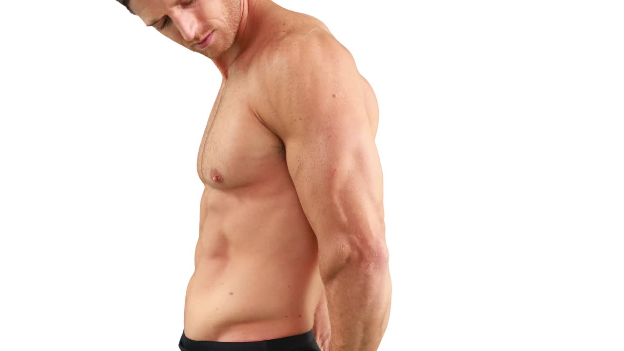 hombre musculoso flexionando su músculo