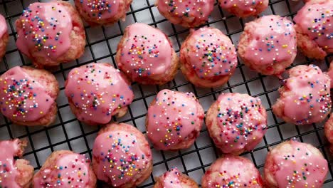 pequeñas galletas cordiales de cereza deliciosamente cubiertas con glaseado de cereza y chispas de arcoíris para las fiestas