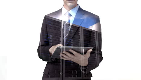 hombre de negocios usando una tableta con una superposición de servidor de datos