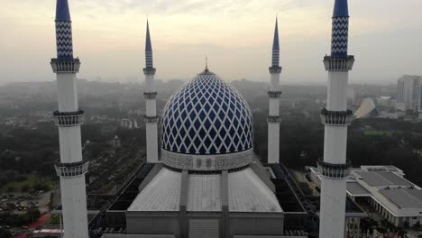 vista aérea de la mezquita del sultán salahuddin abdul aziz o localmente conocida como la mezquita shah alam