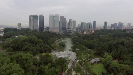 Dron-Saliendo-Del-Horizonte-De-Kuala-Lumpur-Sobre-El-Parque-Sentul-En-Malasia