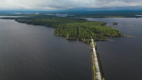 über-Den-Dämmen:-Ein-Blick-Auf-Die-Finnischen-Seen-Aus-Der-Luft