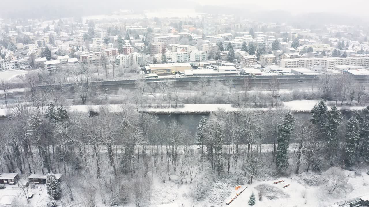 눈보라 속의 숲, 강, 고속도로, 도시 지역의 정적 샷
