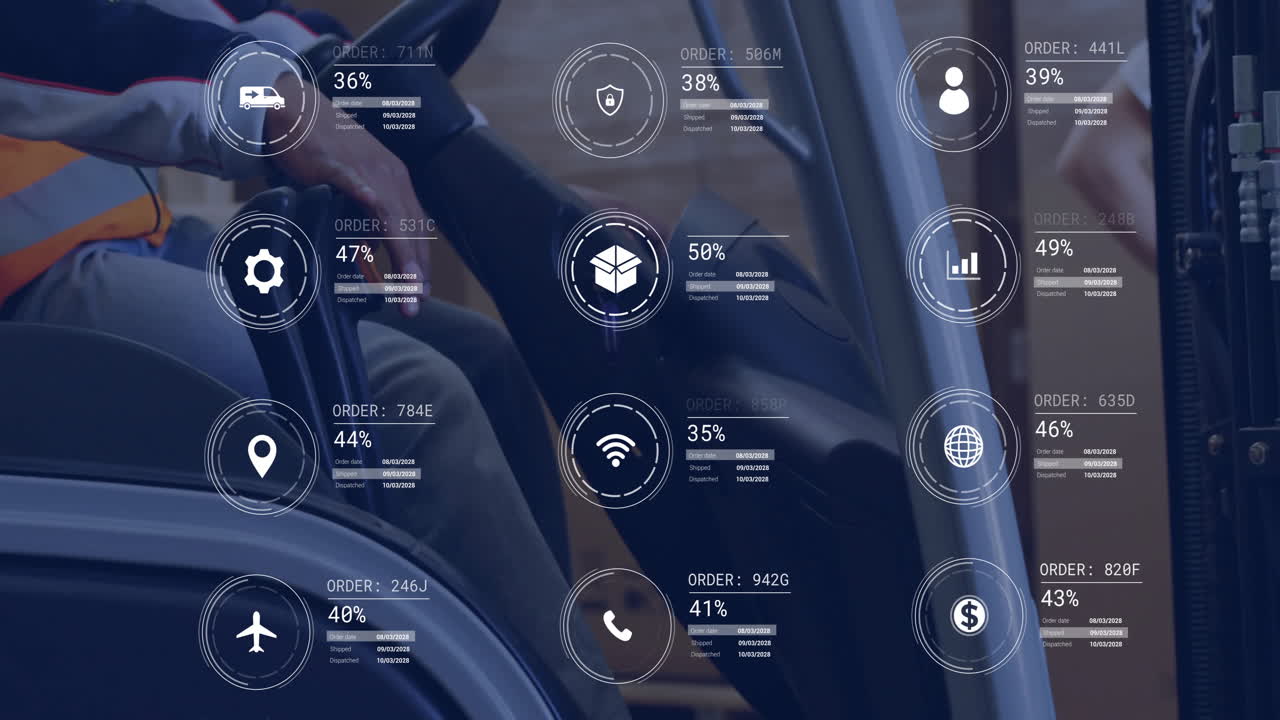 아이콘의 애니메이션과 데이터 처리가 창고에서 일하는 포크리프트에 있는 백인 남성