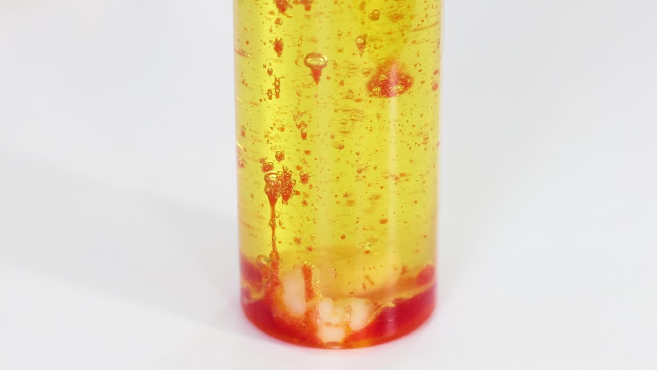 실린더 모양의 용기에서 상호 작용하는 진동하는 액체