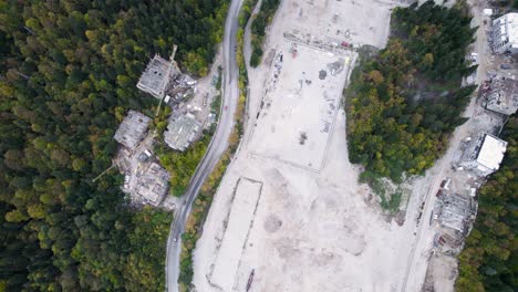 aerial del punto de deforestación en las montañas de bjelasnica en bosnia