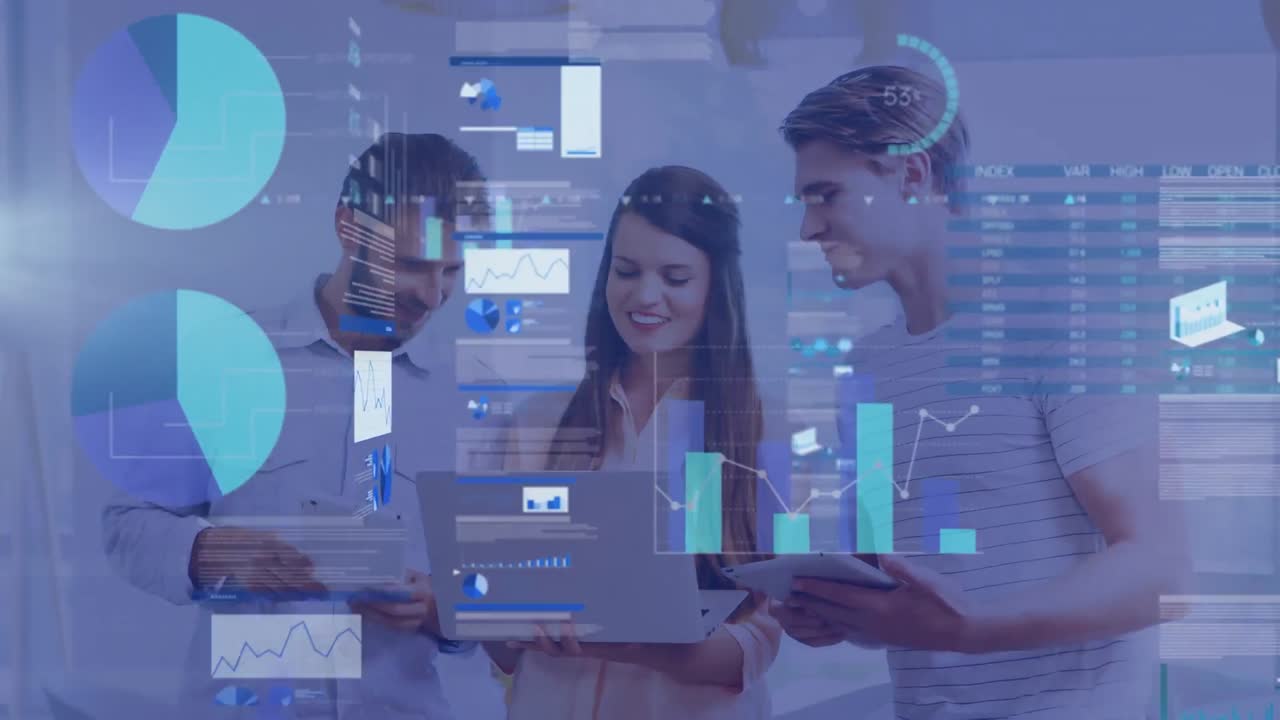 animación del procesamiento de datos financieros sobre diversas personas de negocios