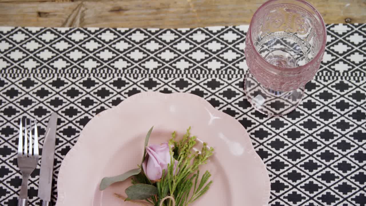 varios cubiertos en la mesa de madera 4k