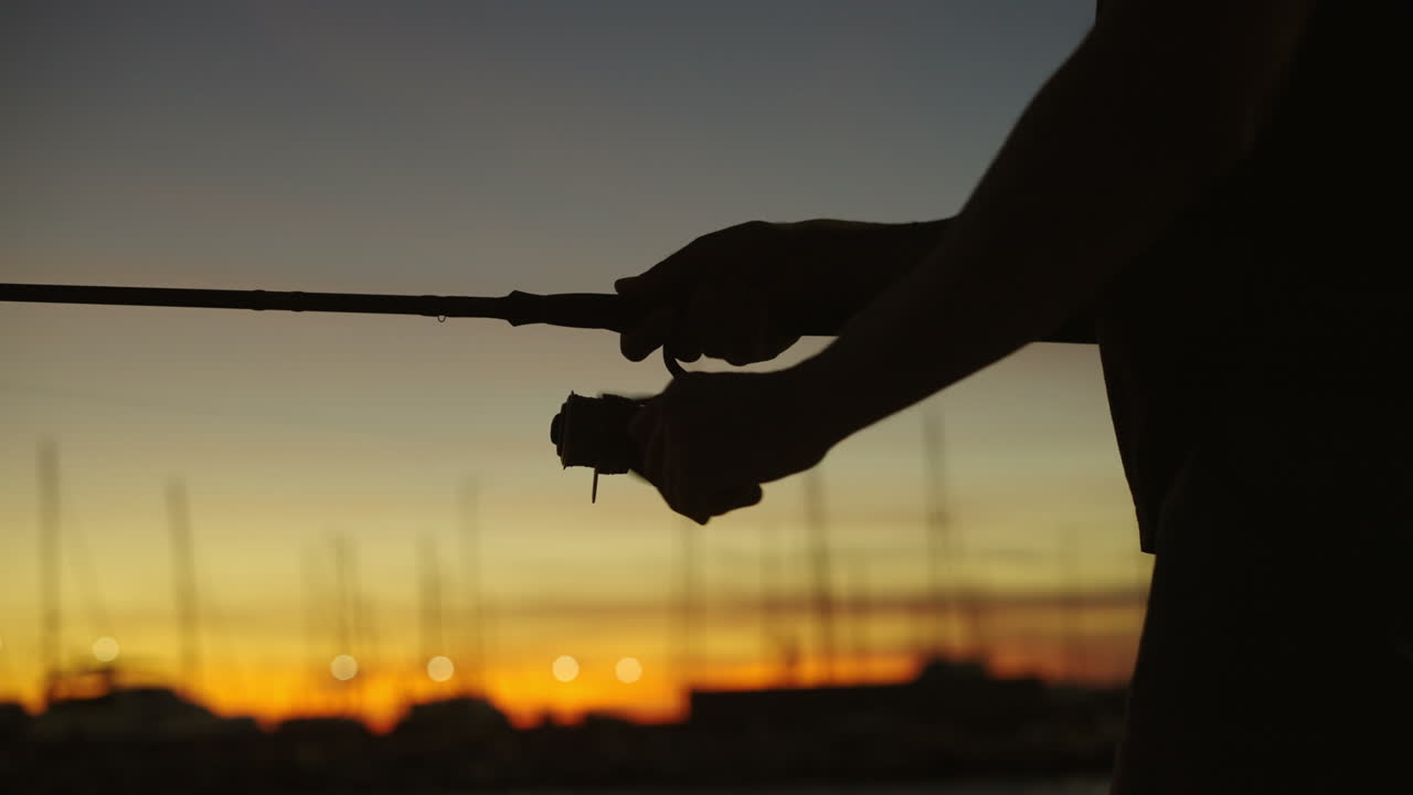 일몰 에 있는 어부 의 실루