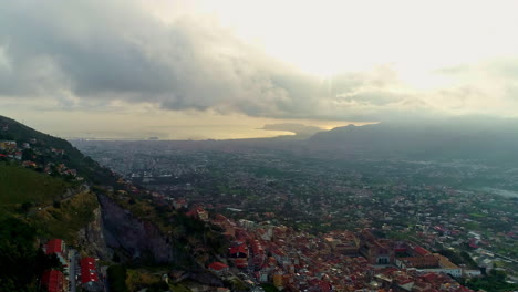 Luftdrohnenaufnahme-Der-Stadt-Palermo-Am-Fuße-Der-Berge,-Umgeben-Von-Bergen-Entlang-Der-Mittelmeerküste-In-Sizilien,-Italien,-An-Einem-Bewölkten-Tag