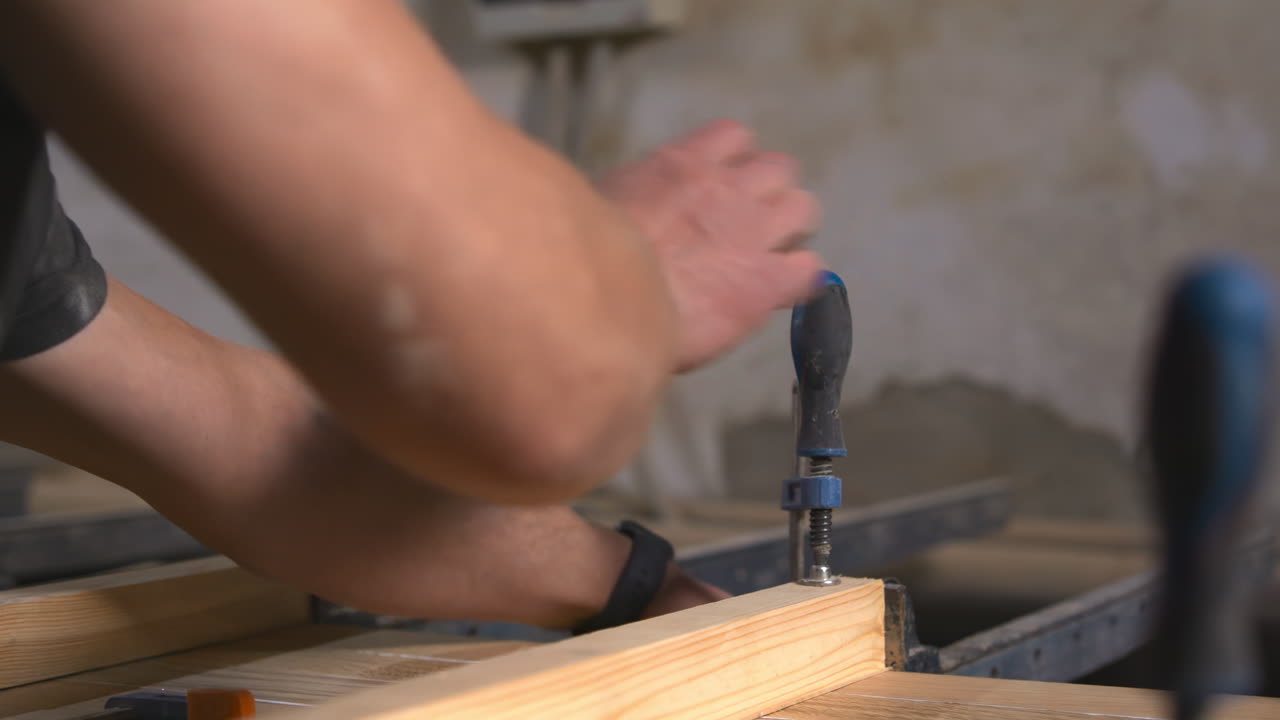 Lavorazione del legno con morsetti