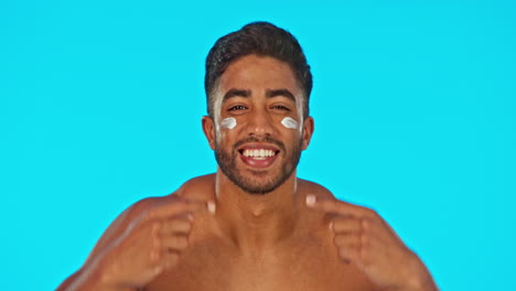 cara, cuidado de la piel sonrisa y el hombre con crema en el estudio