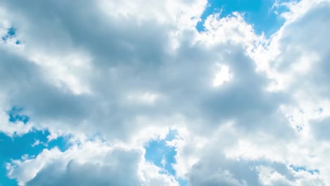 hermoso paisaje nuboso con grandes nubes en construcción y el amanecer atravesando la masa de nubes