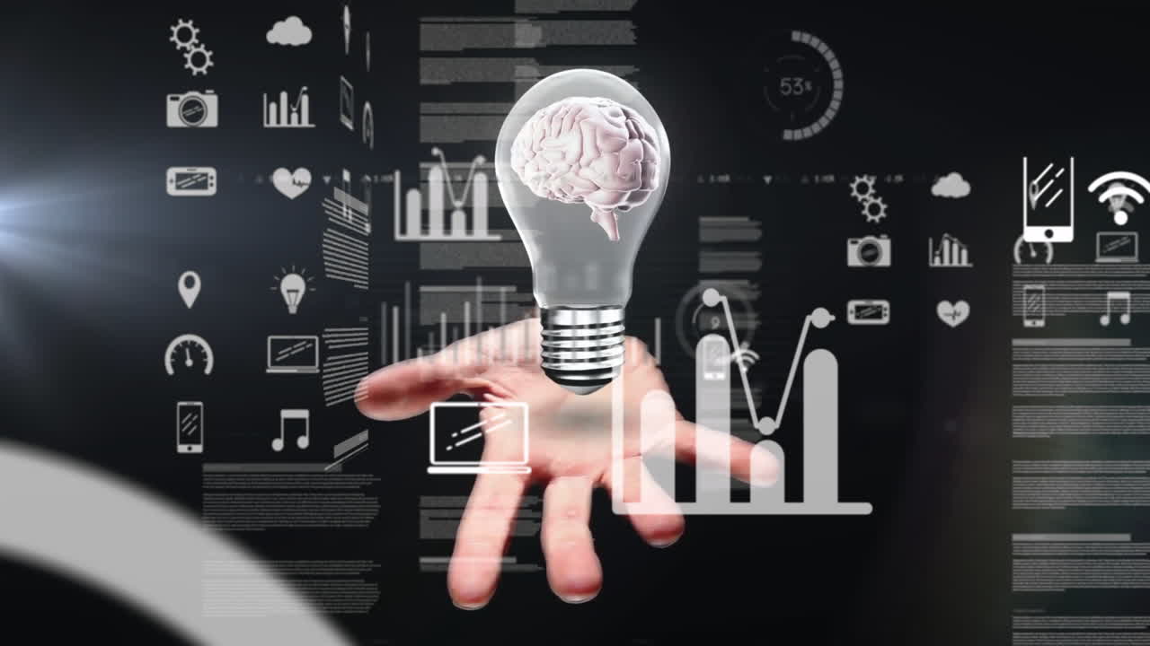 검은색 배경에 뇌를 가진 전구를 들고 있는 손 위에 아이콘으로 데이터 처리의 애니메이션