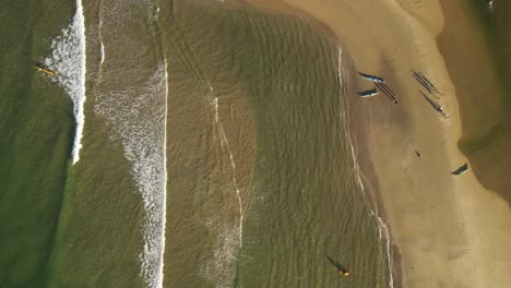 timelapse de kayaks en la orilla de playa grande en uruguay