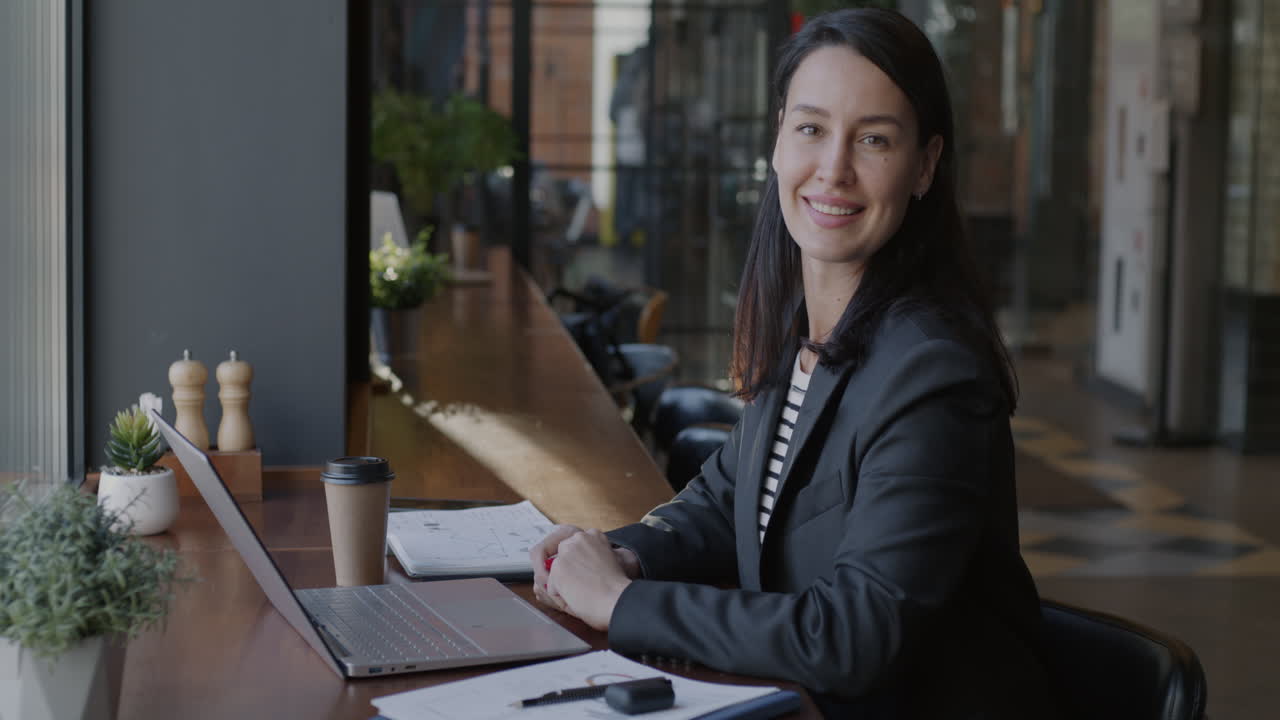 mujer trabajando en un café