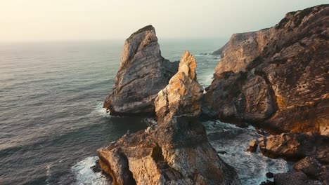 Luftaufnahme-Des-Großen-Zentralen-Felsens-Am-Strand-Von-Ursa,-Sintra,-Portugal