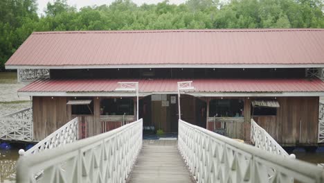 Moviéndose-Hacia-La-Casa-Del-Río-En-Malasia