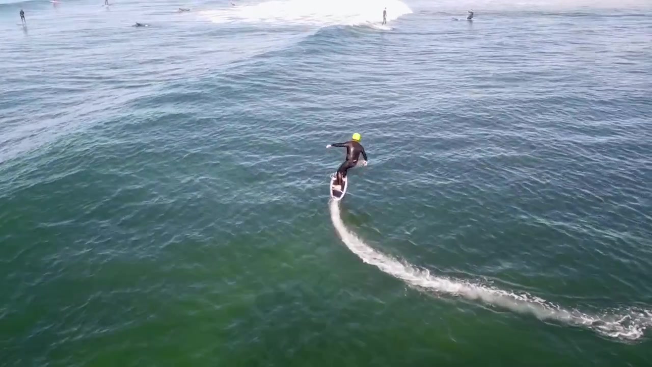 Vista aérea de un hombre circulando en su jet surf. A plena luz del día.