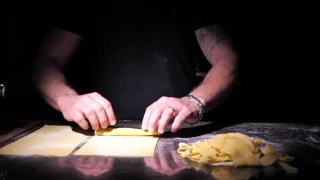 Hombre-Irreconocible-Haciendo-Pasta-Artesanal-Tradicional,-De-Cerca