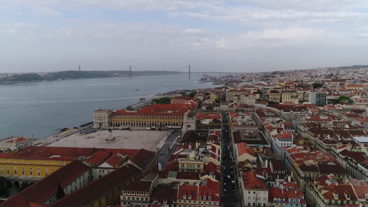Vista aerea su Piazza del Commercio a Lisbona, chiamata Praça do Comércio, la piazza centrale del mercato.