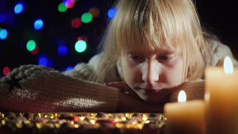 Retrato-De-Una-Niña-Mirando-Una-Caja-De-Bombones-En-La-Noche-De-Navidad