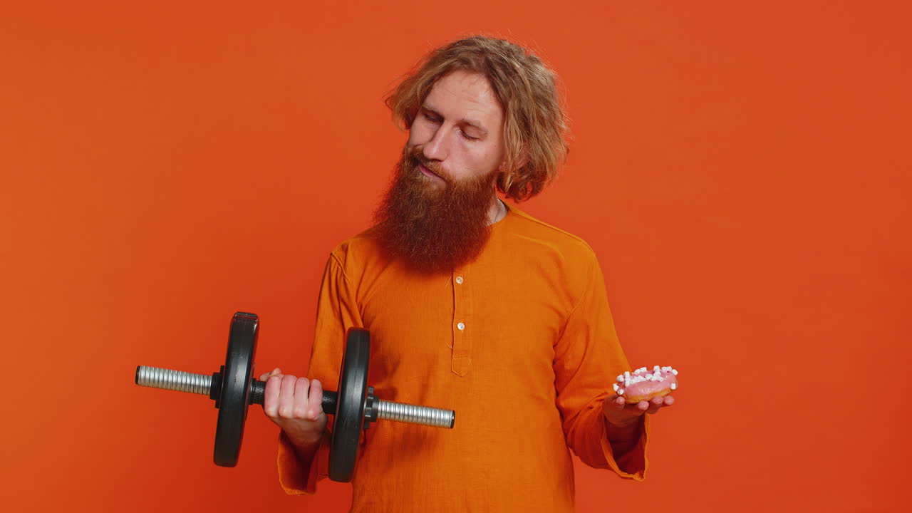 덤벨과 달한 도을 들고 피트니스, 스포츠, 다이어트, 비타민, 영양 또는 정크 푸드 중 하나를 선택합니다.