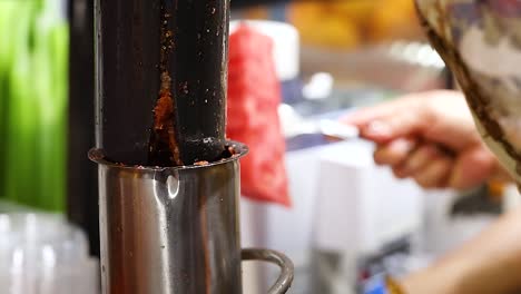 elaboración de jugo fresco con un exprimidor manual
