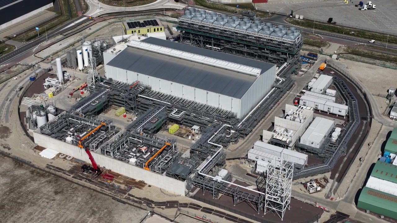 Vista drone di Holland Hydrogen 1 di Shell a Maasvlakte, che mostra il principale impianto di idrogeno verde d'Europa, l'energia eolica offshore, gli elettrolizzatori e le infrastrutture per la transizione energetica.