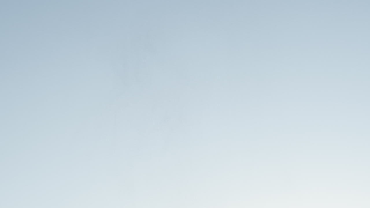 대각선으로 프레임을 통해 호를 그리면서 먼지가 뒤에 있는 야구공의 클로즈업 슬로우 모션 샷