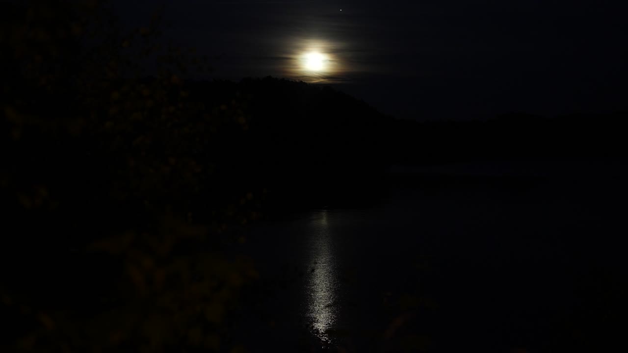 Lys måne stiger over åser i Norge