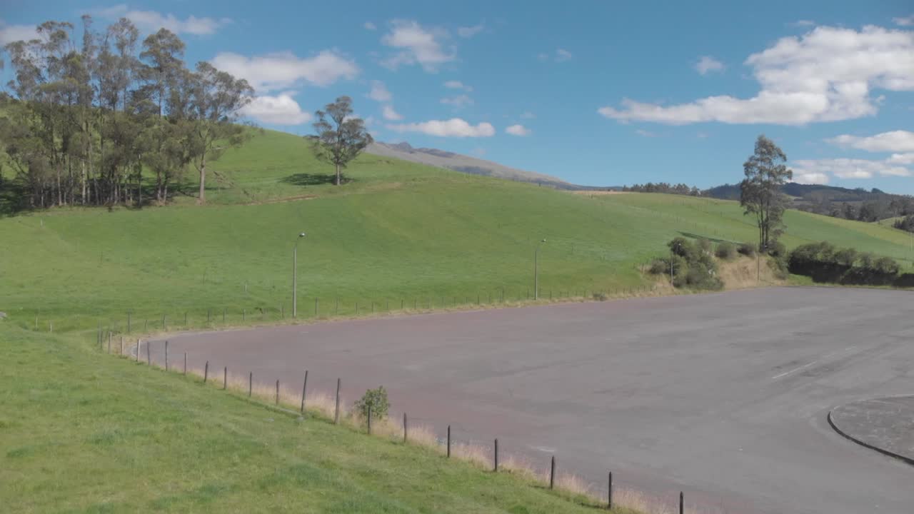 Rapida vista aerea di una valle verde vicino a una strada, lungo il percorso per Ambato