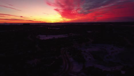 Drohnenaufnahmen-Von-Calgarys-Häusern-Während-Eines-Wunderschönen-Wintersonnenaufgangs-Mit-Götterstrahlen