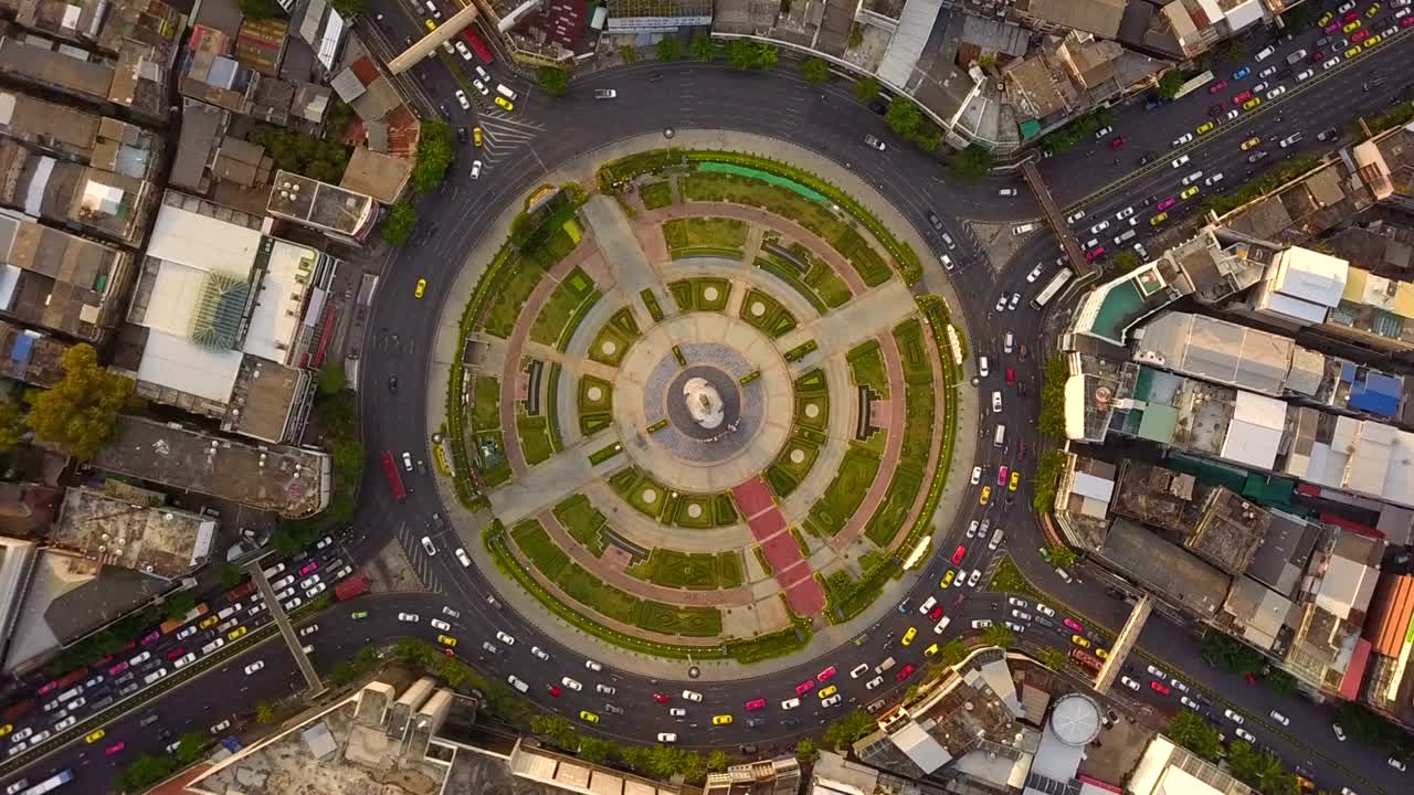 вонгвиан яй круговорот. воздушный вид на автомагистральные перекрестки. дороги в форме круга в структуре архитектуры и технологии транспортной концепции. верхний вид. городской город, центр бангкока, таиланд.