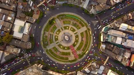 wongwian yai rotonda. vista aérea de cruces de autopistas. carreteras en forma de círculo en la estructura de la arquitectura y la tecnología concepto de transporte. vista superior. ciudad urbana, centro de bangkok, tailandia.