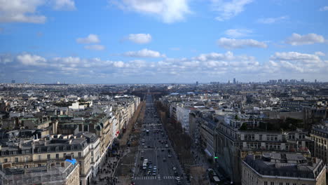 Von-Der-Spitze-Des-Bogens-Aus-Entfaltet-Sich-Paris-In-Seiner-Panoramischen-Pracht.