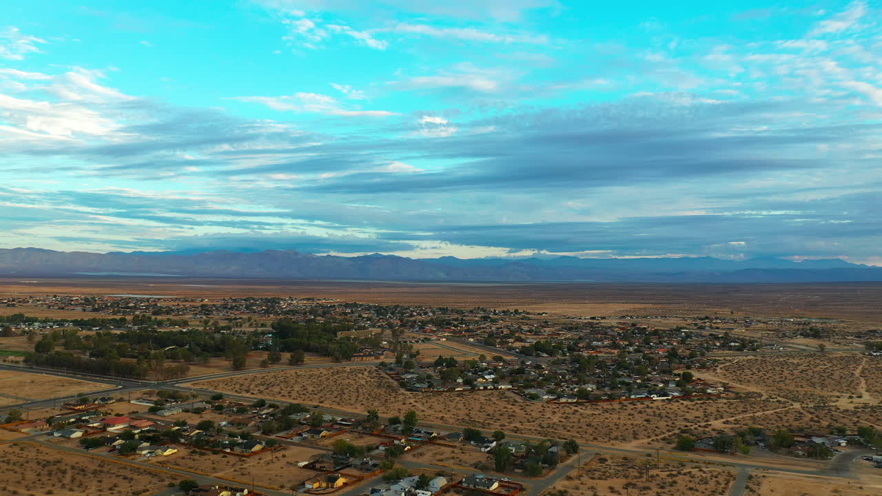 Suggestiva vista aerea in parallasse di California City nel Deserto del Mojave in una giornata pittoresca