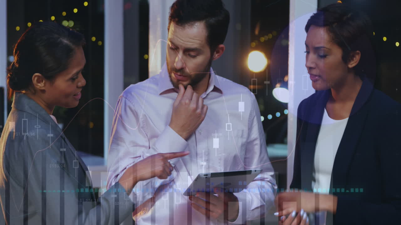 animación de múltiples gráficos sobre diversos compañeros de trabajo discutiendo informes en la tableta digital en la oficina