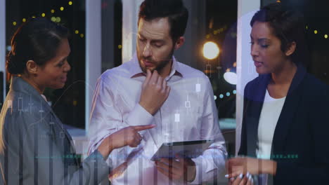 animación de múltiples gráficos sobre diversos compañeros de trabajo discutiendo informes en la tableta digital en la oficina