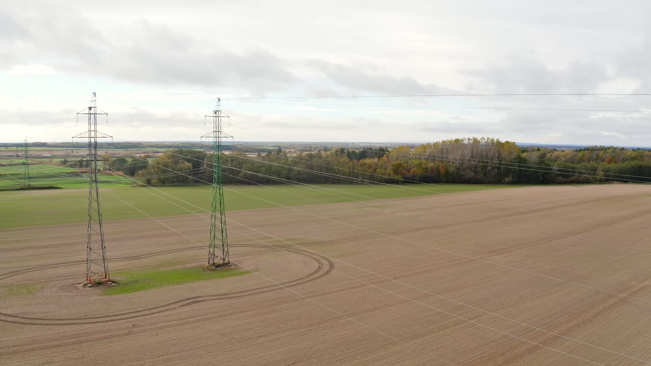 postes de transmisión de energía eléctrica verdes en el campo