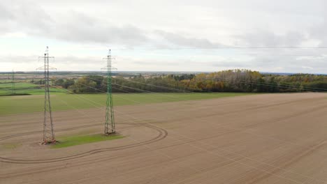 Postes-Verdes-De-Transmisión-De-Energía-Eléctrica-En-El-Campo.