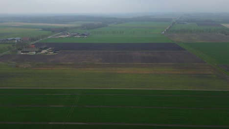 Vista-Aérea-Brumosa-De-Campos-Agrícolas-Verdes-En-Drenthe,-Países-Bajos