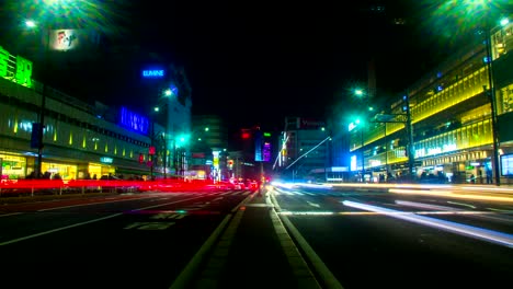night lapse 4k en el lado sur de shinjuku tiro ancho de ángulo bajo