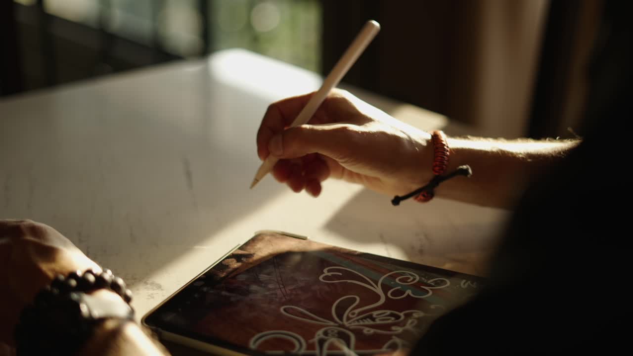 Nærbillede af en person der tegner på en iPad med en Apple Pencil