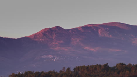 luz violeta del amanecer en el pueblo de montaña