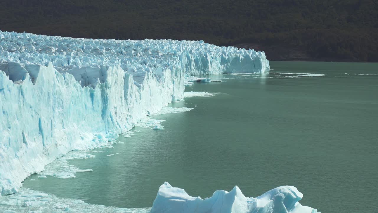 ruptura de un glaciar genera una ola en el glaciar perito moreno, patagonia argentina