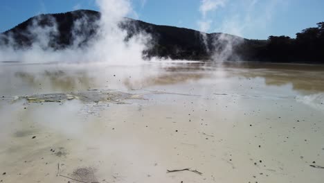 vapor en el área geotérmica activa en la zona volcánica de taupo, isla norte de nueva zelanda