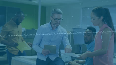 animación del procesamiento de datos financieros sobre diversas personas de negocios en la oficina