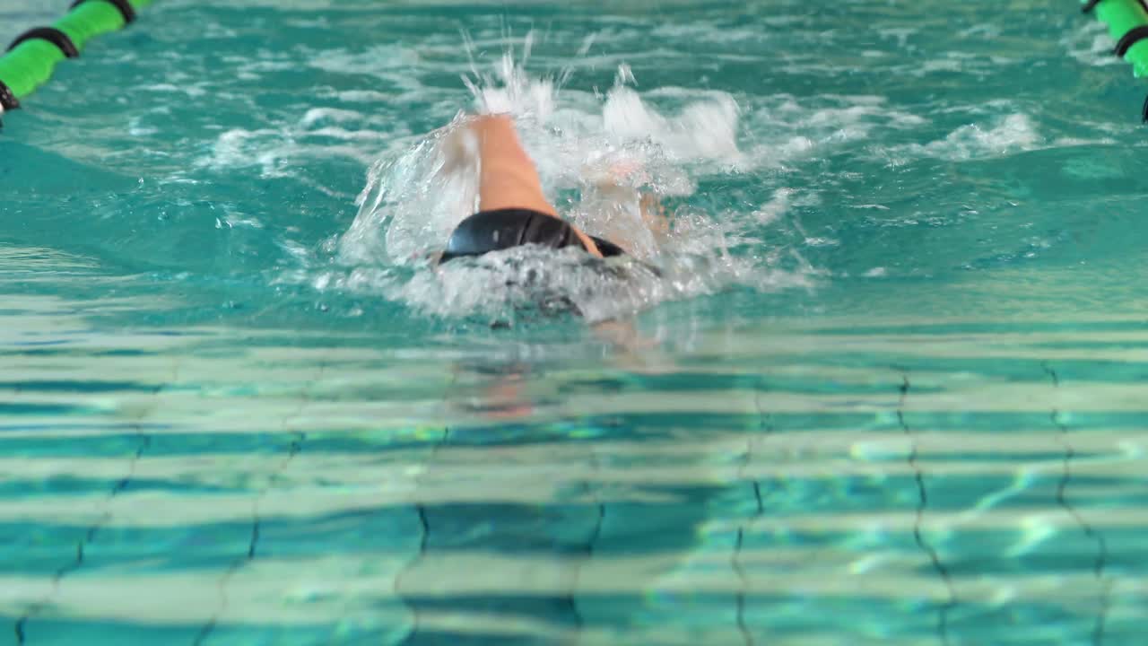 수영장에서 프론트 스트로크를 하는 피트 수영 선수
