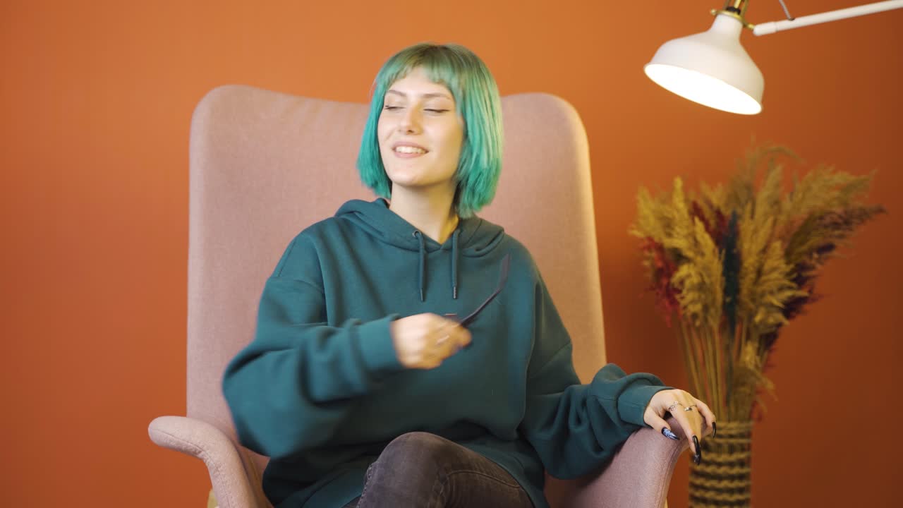 시력 문제가 없는 젊은 여성이 쓰레기통에 안경을 던집니다.